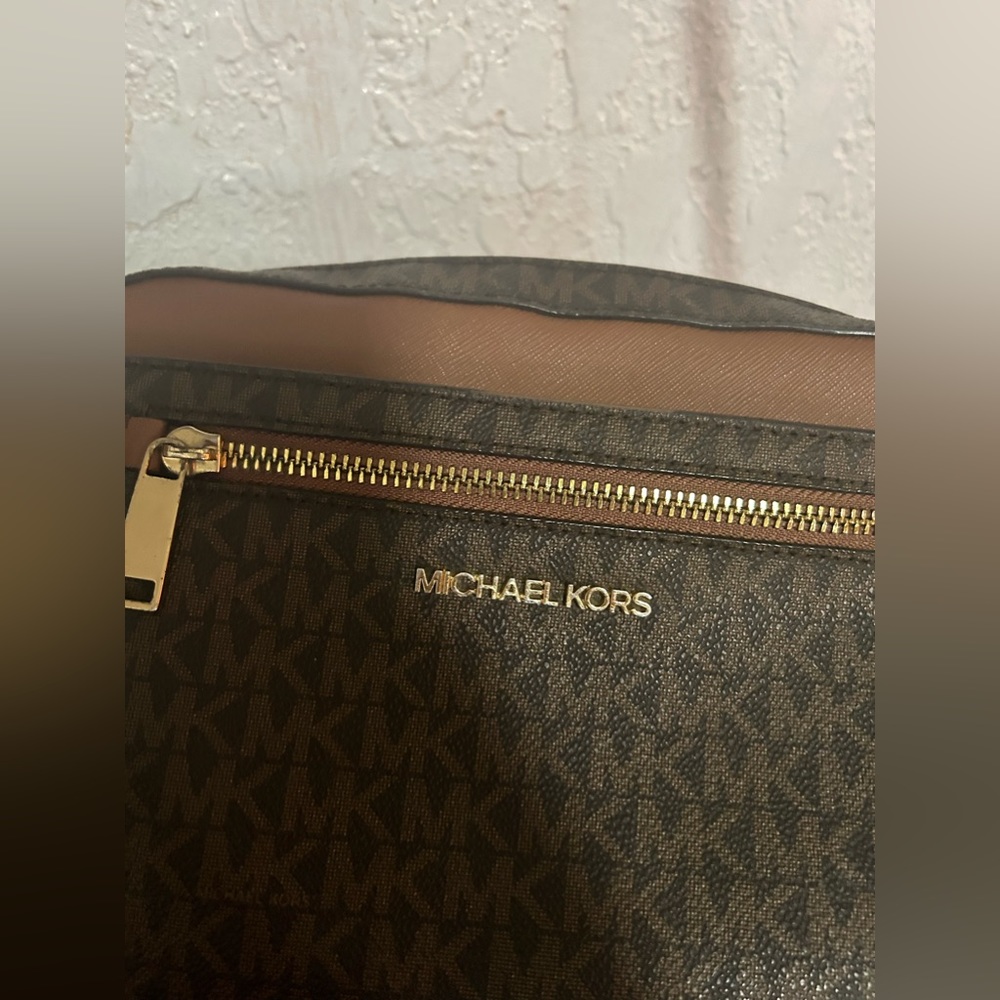 MK CROSSBODY PURSE